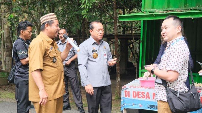 Kakanwil Kemenkumham Babel, Harun Sulianto dan Tenaga Ahli JICA-DJKI, Oka Hiroyuki didampingi Kades Namang, Zaiwan saat berada di kawasan Hutan Pelawan, Kabupaten Bangka Tengah