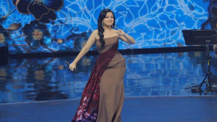AKSI PANGGUNG SHABRINA - Shabrina Leanor menyanyikan lagu daerah Bangka Belitung berjudul “Seni Budaya Kite” di ajang Indonesian Idol 2025 Season XIII, Minggu (28/4/2025)