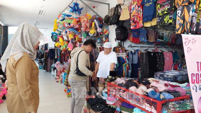Seorang pengunjung Pasar Toboali saat tengah melihat-lihat sejumlah produk yang ditawarkan pedagang di pasar itu, Selasa (15/10/2024). Dengan adanya revitalisasi Pasar Toboali diklaim memberikan dampak positif bagi masyarakat maupun pedagang di pasar itu.