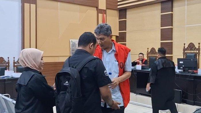 Terdakwa Alwin Albar (rompi merah) ketika usai menjalani sidang putusan diruang sidang garuda, Pengadilan Negeri Pangkalpinang, Selasa (3/12/2024).
