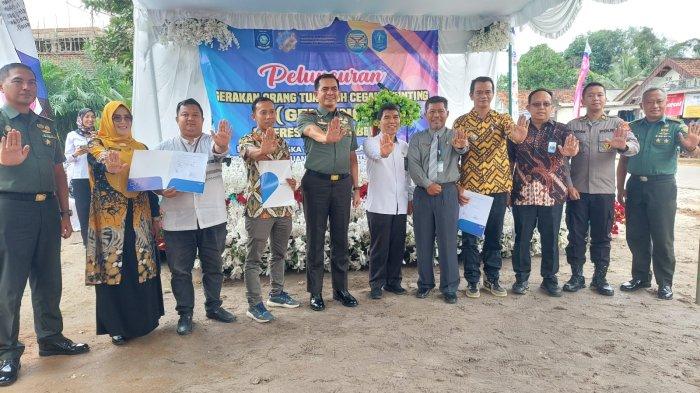 PROGRAM GENTING - Kementerian Kependudukan dan Pembangunan Keluarga/Perwakilan BKKBN Babel saat meluncurkan program Gerakan Orang Tua Asuh Cegah Stunting (GENTING) di Desa Mabat, Kecamatan Bakam, Kabupaten Bangka, Kamis (19/12). Di kesempatan yang sama juga dilakukan peresmian penyediaan sumber air bersih bagi keluarga risiko stunting bersama Korem 045/Garuda Jaya.