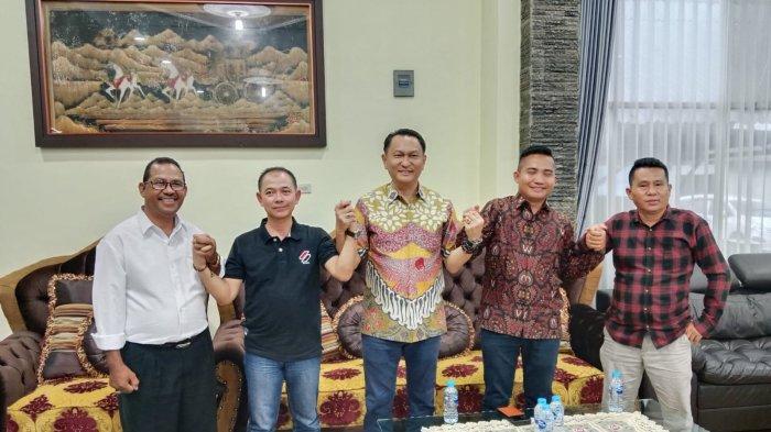 Ketua DPD Golkar Babel, Bambang Pati Jaya bersama dengan petinggi Golkar Bangka bertemu dengan Calon Bupati Bangka, H. Mulkan. Rabu (25/9/2024).