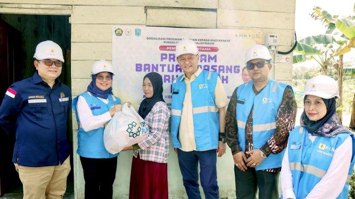 Direktur Niaga dan Retail PLN, Edi Srimulyanti (dua dari kirimenyerahkan sembako bantuan kepada penerima bantuan BPBL bersama Ketua Komisi XII DPR RI, Dirjen Gatrik, Pemda dan GM PLN UIW Babel, Dini Sulistyawati (paling kanan)