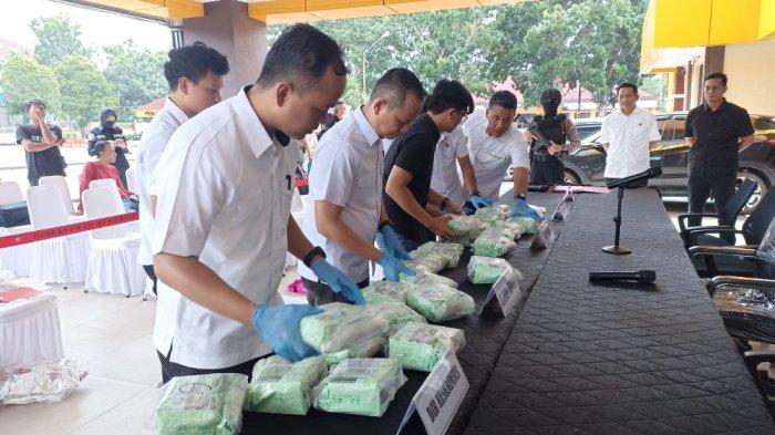 Barang bukti 35 kilogram sabu-sabu yang diungkap oleh jajaran Polda Babel. Sabu-sabu asal Aceh tersebut dibawa oleh 2 orang kurir melalui Pelabuhan Tanjung Kalian, Mentok, Kabupaten Bangka Barat, Selasa (26/3/2024).