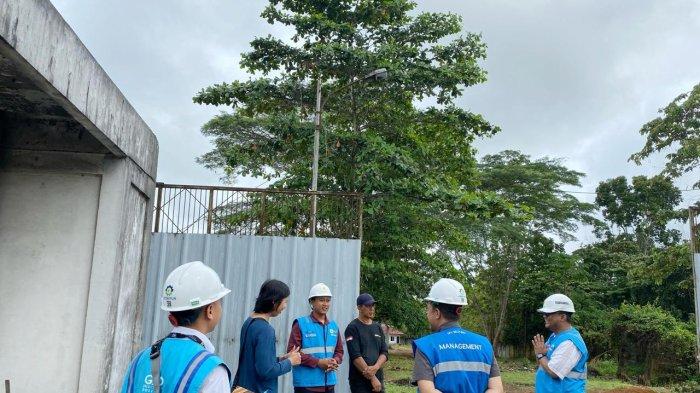Direktur PT Indo Sukses Lestari Makmur, Soegianto (dua dari kiri) menyampaikan ucapan terimakasih kepada PLN atas dukungan penyambungan listrik yang dilayani dengan cepat.