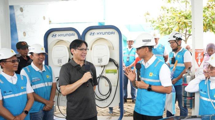 Direktur Utama PLN, Darmawan Prasodjo menyapa pengguna kendaraan listrik yang tengah melakukan pengisian daya di Stasiun Pengisian Kendaraan Listrik Umum (SPKLU) di Rest Area KM 379A Ruas Tol Semarang-Batang, Jawa Tengah pada Rabu (25/12). Pengguna kendaraan listrik tampak antusias berbagi pengalaman mereka selama menggunakan kendaraan ramah lingkungan tersebut.