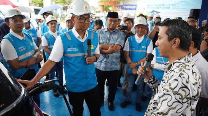 Direktur Utama PLN, Darmawan Prasodjo menyapa pengguna kendaraan listrik yang sedang melakukan pengisian daya di Stasiun Pengisian Kendaraan Listrik Umum (SPKLU) di Rest Area KM 519A Ruas Tol Solo-Ngawi, Jawa Tengah