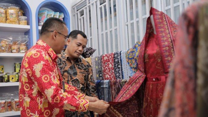 Display produk UMKM yang ada di HUB UMK PLN UIW Babel, mulai dari produk UMKM makanan, minuman, kerjainan tangan rajutan, kerjainan kayu, batik cual dan lain sebagainya