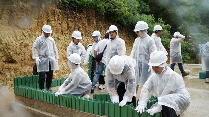 ECO BLOCKS - Relawan Bakti BUMN Batch VII bergotong royong bersama warga dalam pembangunan TK menggunakan eco blocks di Kampung Adat Prailiu Kabupaten Sumba Timur, Nusa Tenggara Timur.