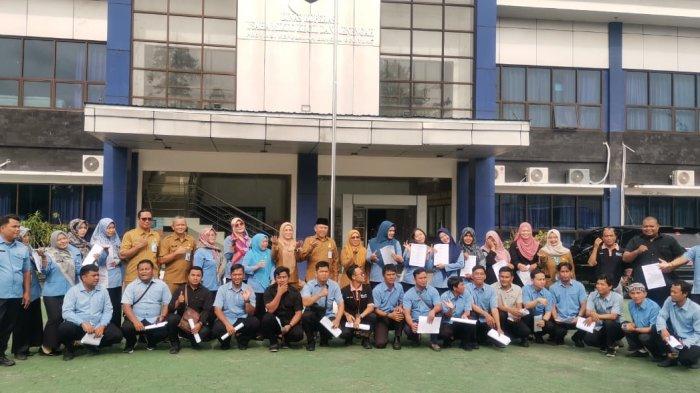 ASN DKUKM Babel - Foto bersama para ASN dan tenaga harian lepas Dinas Koperasi dan UKM Babel usai menandatangani Pakta Integritas dan Perjanjian Kerja