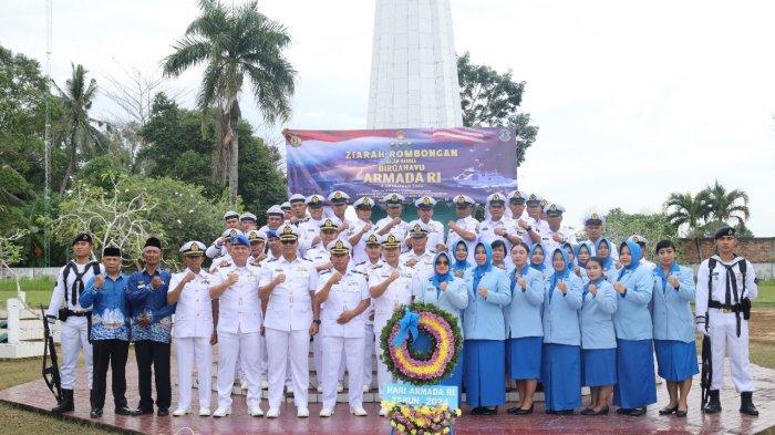 Berfoto bersama, dalam kegiatan ziarah rombongan ke makam pahlawan dalam peringatan dirgahayu armada tahun 2024