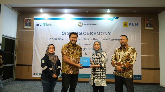 GM PLN UIW Babel, Dini Sulistyawati (dua dari kanan) memberikan souvenir kepada Direktur Goverment Relation PT MSP, Harwendro Adityo Dewanto (dua dari kiri) yang merupakan Pelanggan Tegangan Menengah dan Pelanggan REC PLN dalam Hari Pelanggan Nasional 2024