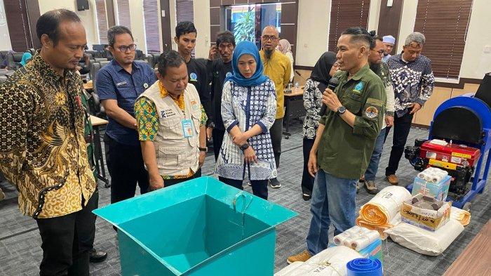GM PLN UIW Babel, Dini Sulistyawati (empat dari kiri) menyerahkan simbolis bantuan TJSL kepada Pemerintah Provinsi yang diwakili oleh Kadis Pertanian dan Ketahanan pangan, Edi Romdhoni (lima dari kanan) dan kemudian secara simbolis di serahkan kepada Formap Babel