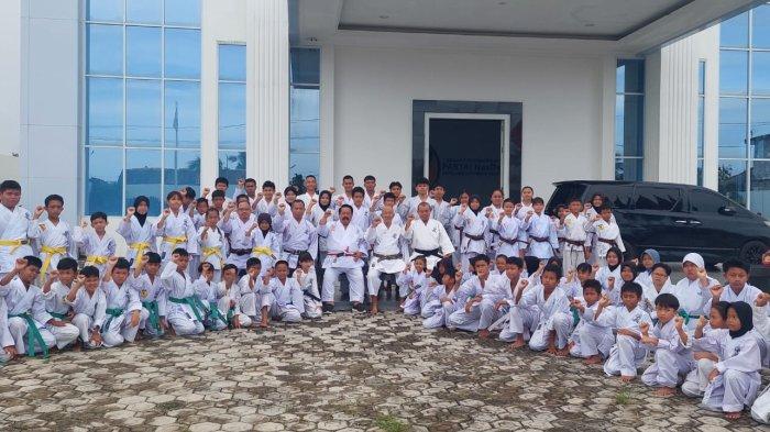 Dato' H Ramli Sutanegara saat bersama 250 karakteka Gojukai yang mengikuti Gashuku dan ujian kenaikan tingkat, di halaman Kantor DPW Nasdem Bangka Belitung.