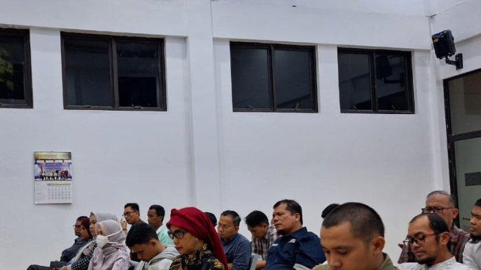 Widya Kemala Sari (pakai masker putih) duduk di kursi pengunjung, ketika menyaksikan langsung jalannya sidang diruang garuda Pengadilan Negeri Pangkalpinang, Selasa (3/12/2024).