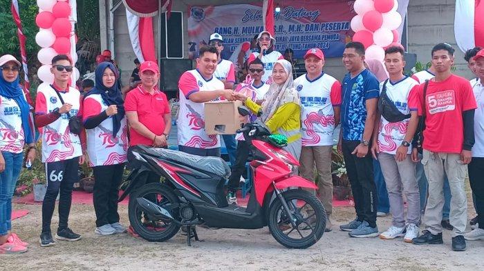 Pembagian door price jalan sehat di Lingkungan Sinar Jaya, Kecamatan Sungailiat, Kabupaten Bangka