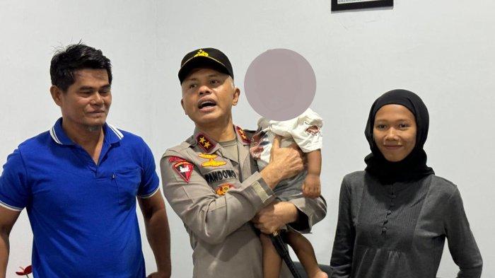 Irjen Pol Hendro Pandowo Kapolda Kepulauan Bangka Belitung saat menggendong bayi korban penyekapan saat berada di ruang Wakapolres Bangka Sabtu (7/12/2024).