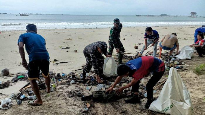Kegiatan bersih-bersih dan gotong royong di pantai panganak kec. Parittiga kab Bangka barat
