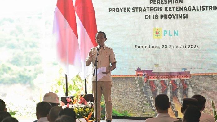 MENTERI BAHLIL - Menteri ESDM, Bahlil Lahadalia saat memberikan sambutan pada Peresmian 37 Proyek Strategis Ketenagalistrikan di 18 Provinsi, Senin (20/1) di PLTA Jatigede, Sumedang. Bahlil menyampaikan bahwa pengembangan infrastruktur ketenagalistrikan secara masif adalah kunci untuk mendorong pertumbuhan ekonomi 8 persen.