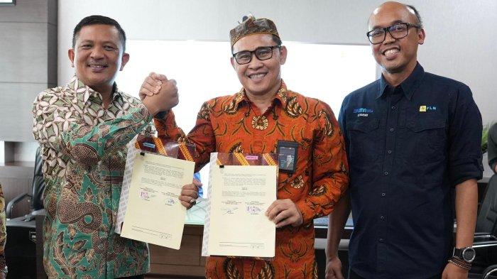 Disaksikan oleh Direktur Transmisi dan Perencanaan Sistem PLN, Evy Haryadi (kanan), Bupati Gayo Lues, Suhaidi (kiri) dan General Manager PLN Unit Induk Distribusi (UID) Aceh, Mundhakir (tengah) melakukan penandatanganan Nota Kesepahaman (Memorandum of Understanding/MoU) terkait kerja sama pemanfaatan aset Pembangkit Listrik Tenaga Mikro Hidro (PLTMH) dan pengembangan sektor ketenagalistrikan pada Kamis (22/5) di Banda Aceh.