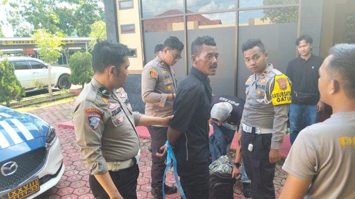 Nanang Suryadi (50) saat diamankan ke Ruang Satreskrim Polres Bangka Selatan, Rabu (13/11/2024) siang. Nanang diduga menjadi pelaku pembunuhan di Padang, Kecamatan Manggar, Kabupaten Belitung Timur.