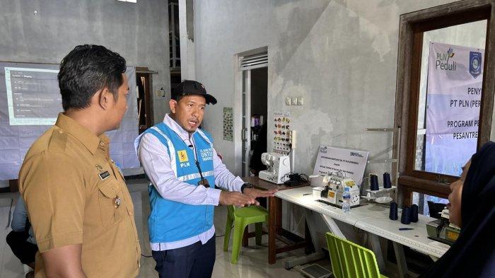 Manajer APKU PLN UIW Babel, Zulkarnain (rompi biru) bersama Lurah Kacang Pedang, Ikhsan Sugiarto (paling kiri) meninjau bantuan TJSL PLN yang diberikan kepada Pesantren Ziir Hubais