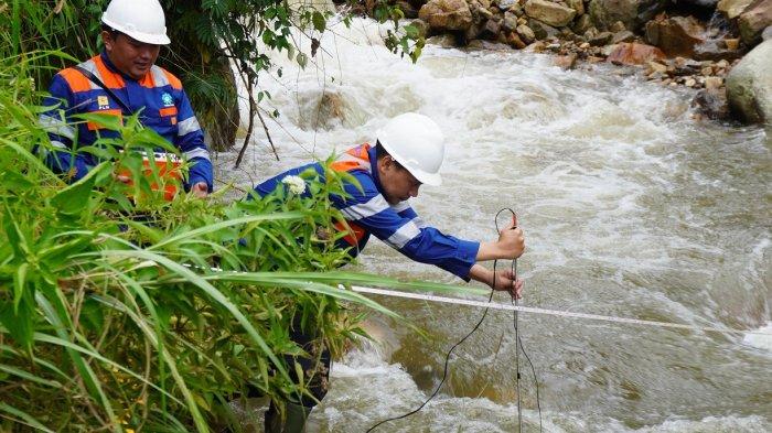 Pengukuran debit air aliran sungai oleh petugas verifikasi teknis PLN sebagai bagian dari studi kelayakan pemanfaatan aset untuk Pembangkit Listrik Tenaga Mikro Hidro (PLTMH) di Kabupaten Gayo Lues, Aceh.