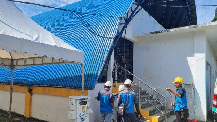 Petugas PLN memasang Box APP KWH Pemasangan Sementara (Pesta) pada panggung utama ATM Pangkalpinang dalam acara peluncuran PIlkada Serentak Babel