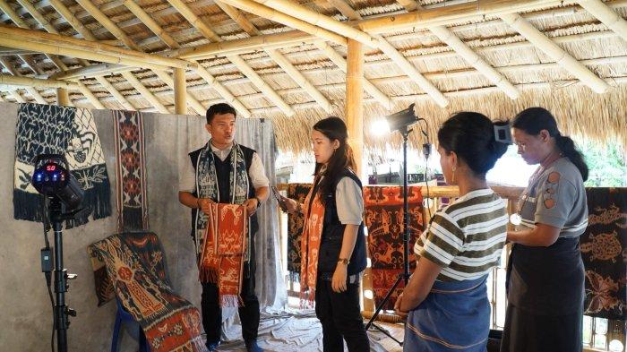 PELATIHAN PEMASARAN - Melalui pelatihan pemasaran digital produk Program Bakti BUMN, para pengrajin tenun di Kampung Adat Prailiu, Sumba Timur diharapkan dapat memasarkan produknya ke pasar nasional, bahkan internasional.