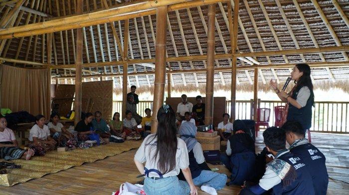 PELATIHAN TENUN - Para relawan Bakti BUMN batch VII memberikan pelatihan digital marketing bagi UMK pengrajin tenun di Kampung Adat Prailiu Kabupaten Sumba Timur, Nusa Tenggara Timur.