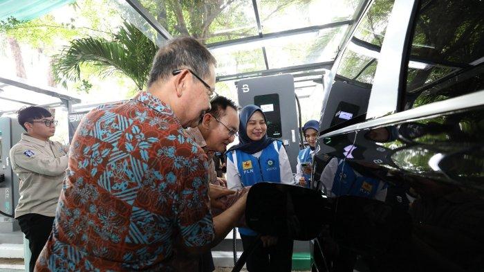 Pemilik PT Usaha Chunlan Indonesia, Edi Amin (kedua dari kiri), Pemilik Rest Area KM 38B, Roger Tjakradisurya (ketiga dari kiri), dan Executive Vice President Pengembangan Produk Niaga PLN, Ririn Rachmawardini (keempat dari kiri) tengah melakukan simulasi charging pada SPKLU Center Rest Area 38B Tol Jagorawi, Kota Bogor.