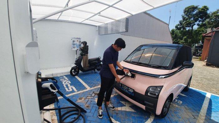 Pengguna mobil dan motor listrik melakukan charging atau pengisian daya kendaraan di One Stop EV Charging Station di Jalan Surapati, Kota Bandung, Jawa Barat.