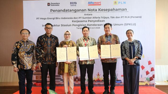 Penandatanganan Nota Kesepahaman terkait Kerja Sama Penyediaan Infrastruktur Stasiun Pengisian Kendaraan Listrik Umum (SPKLU) antara PLN dengan MEBI dan Alfamart oleh Executive Vice President Pengembangan Produk Niaga PLN, Ririn Rachmawardhini (ketiga dari kiri), Direktur Utama MEBI, Alan Budikusuma (kedua dari kanan), dan President Director Alfamart, Anggara Hans Prawira (ketiga dari kanan) disaksikan oleh Direktur Utama PLN, Darmawan Prasodjo (kedua dari kiri), Direktur Retail dan Niaga PLN, Adi Priyanto (kiri) dan Komisaris Utama MEBI, Rahayu Saraswati Dhirakanya Joyohadikusumo (kanan) yang digelar di Tangerang, Banten, Rabu (23/7).