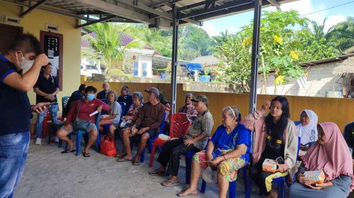 Masyarakat Desa Rebo hadir di kegiatan sosial pengobatan gratis dan pembagian sembako dalam rangka HUT ke-2 IBB, di Kantor Pemdes Desa Reno, Kabupaten Bangka, Minggu (03/03/2024)