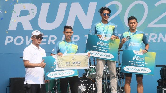 Penyerahan penghargaan untuk pemenang kategori Men’s Half Marathon PLN Electric Run 2024. Keterangan foto: Direktur Transmisi dan Perencanaan Sistem PLN, Evy Haryadi (kiri), juara 1 Men’s Half Marathon, Robi Syianturi (kedua dari kanan), juara 2 Men’s Half Marathon, Rikki (kanan), dan juara 3 Men’s Half Marathon, Syamsuddin Massa (kedua dari kiri).