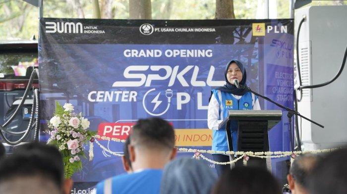 Executive Vice President Pengembangan Produk Niaga PLN, Ririn Rachmawardini dalam sambutannya pada agenda Peresmian SPKLU Center Rest Area 38B Tol Jagorawi, Kota Bogor, Senin (24/3), menyampaikan bahwa PLN berkomitmen untuk mendukung akselerasi ekosistem EV sebagai upaya mendukung pemerintah mencapai target ekonomi 8 persen.