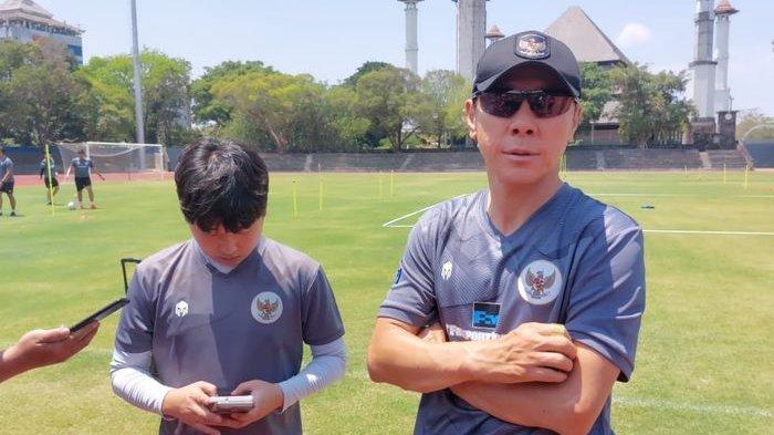 Pelatih timnas U-23 Indonesia, Shin Tae-yong mempersiapkan latihan pemain di Stadion Sriwedari, Solo, Minggu (10/9/2023).