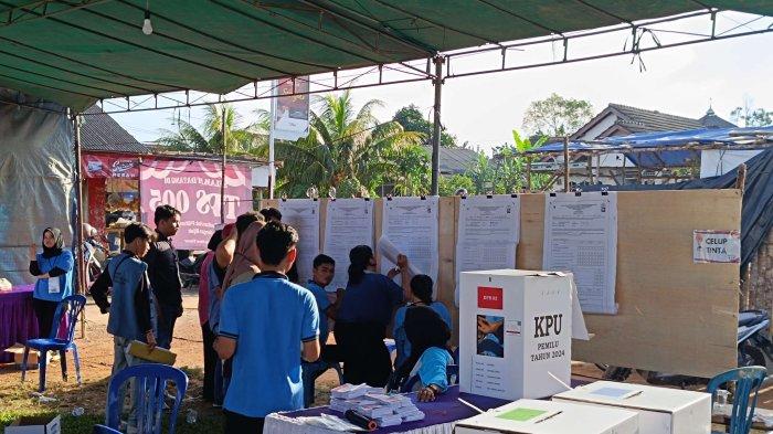 Suasana pemungutan suara di TPS 005 Desa Air Mesu Timur.