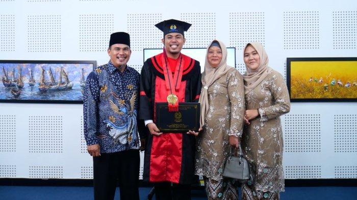 Suhendra Sultan Al Alif Anggota DPRD Bangka Tengah Foto Bersama Keluarga Setelah Podcast Dialog Ruang Tengah Bangka Pos