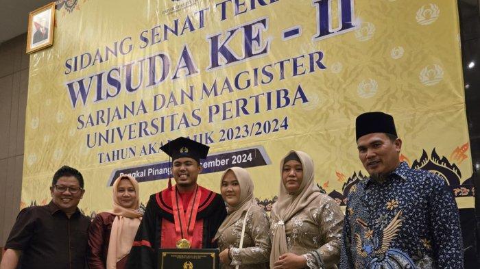 Suhendra Sultan Al Alif Anggota DPRD Bangka Tengah Foto Bersama Keluarga dan Wakil Bupati Bangka Tengah Terpilih Efrianda Beserta Istri Saat Wisuda