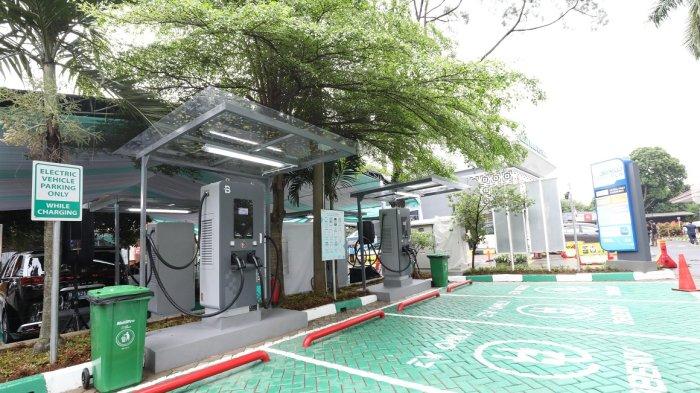 Tampilan SPKLU Center Rest Area 38B Tol Jagorawi, Kota Bogor yang dilengkapi dengan 4 unit DC charger ultra fast charging 120 kiloWatt (kW) dan 1 unit AC charger 22 kW untuk kendaraan listrik berkapasitas lebih kecil. SPKLU Center ini mampu melayani 9 unit EV yang hendak melakukan pengisian daya listrik dalam waktu bersamaan.
