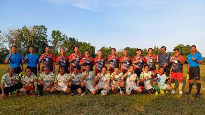 Foto Bersama pertandingan sepakbola persahabatan antara Tim Bangka Setara vs Sempan All Star di Lapangan Desa Sempan, Minggu (4/8/2024).