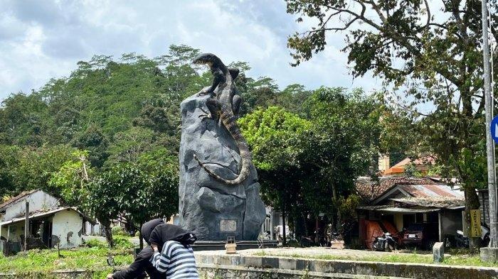 TUGU BIAWAK -- Tugu Biawak di Desa Krasak, Kecamatan Selomerto, Kabupaten Wonosobo, Jawa Tengah menjadi viral di media sosial lantaran hasilnya mirip dengan biawak yang asli.