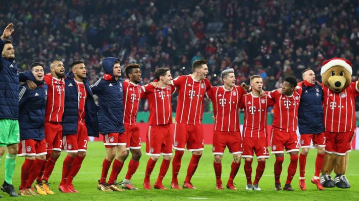 Para pemain Bayern Muenchen merayakan selebrasi seusai menyisihkan Borussia Dortmund pada laga DFB Pokal di Stadion Allianz Arena, Rabu (20/12/2017).