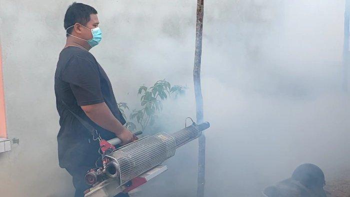 Sejumlah petugas dari Puskesmas Toboali dan Dinas Kesehatan saat melakukan fogging di Kelurahan Toboali, Kamis (25/1/2024). Fogging dilakukan setelah kasus DBD di Kecamatan Toboali meningkat tajam. Peningkatan mencapai 26 kasus dan satu orang meninggal dunia.