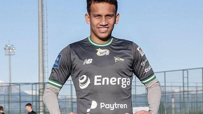 Egy Maulana Vikri menunjukkan logo PayTren di Jersey Lechia Gdansk musim 2019-2020.