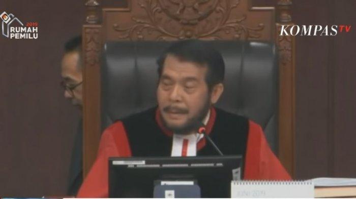Ketua MK Anwar Usman menutup Sidang kelima perselisihan hasil Pilpres 2019 di Gedung Mahkamah Konstitusi (MK), Jumat (21/06/2019) sekitar pukul 22.30 WIB. Sidang berlangsung lebih dari 13 jam.