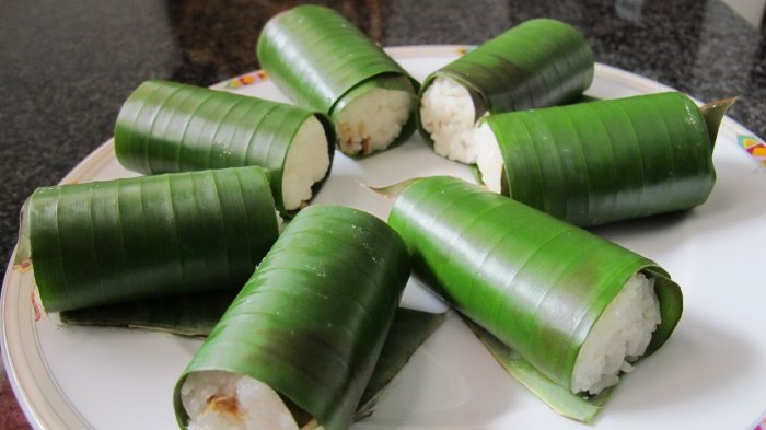 salah satu varian lemper dengan bungkus daun pisang.