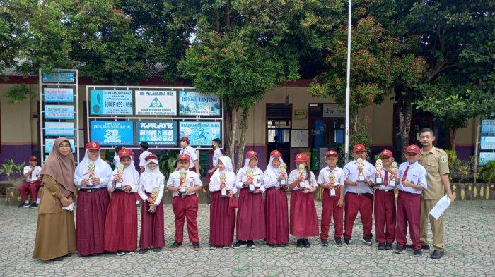 Pembagian juara kepada murid