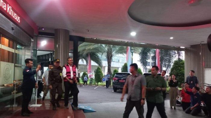 Kejaksaan Agung menahan dua tersangka perkara dugaan korupsi penjualan ore nikel PT Antam Blok Mandiodo pada hari ini, Rabu (9/8/2023). Satu di antara yang ditahan ialah mantan Direktur Jenderal Minerba pada Kementerian ESDM, Ridwan Djamaludin (RJ).